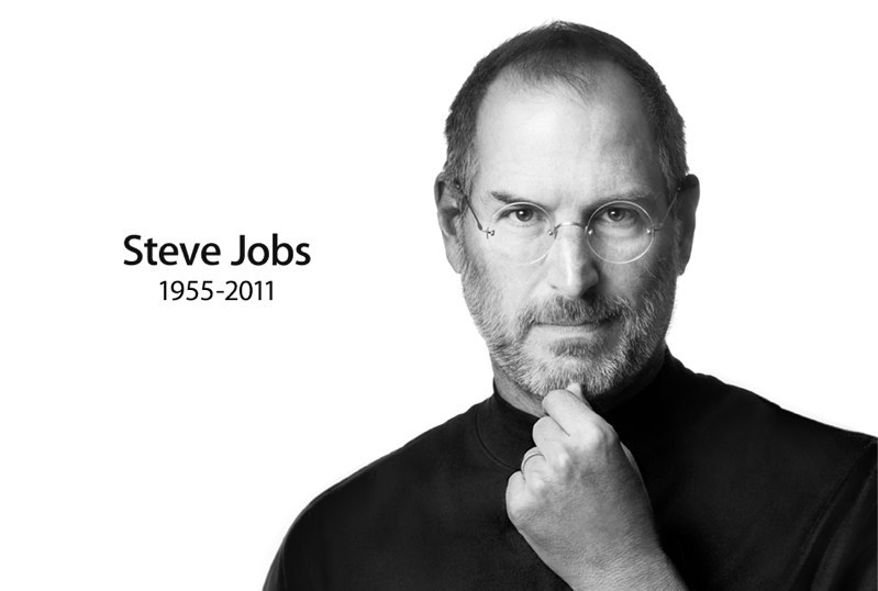 Fotografía de Steve Jobs donde se hace referencia a su año de nacimiento (1955) y a su año de fallecimiento (2011)